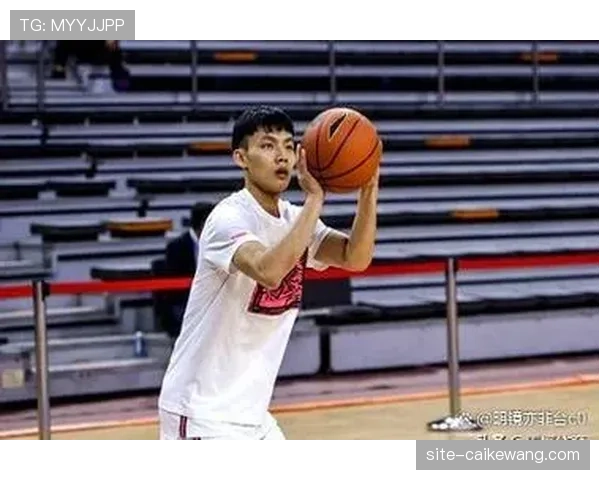 徐杰防守邬挺嘉三分投篮遭绊倒 眉骨开裂裁判未升级判罚